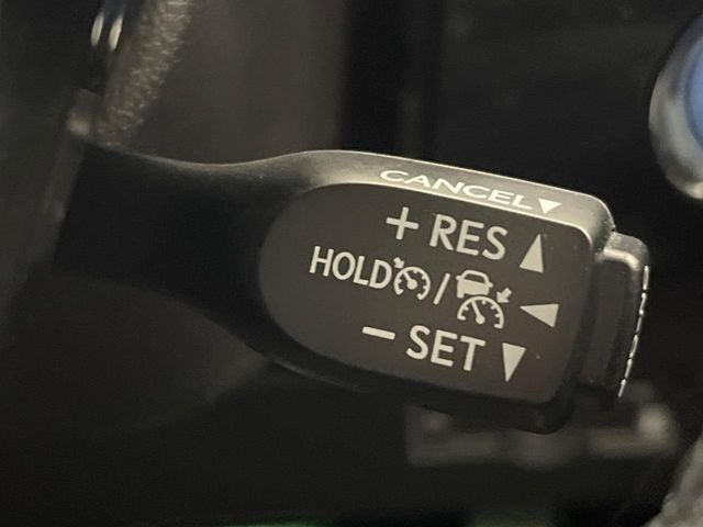 【レーダークルーズコントロール】高速道路での長距離走行が楽に!!自動で速度を保つクルーズコントロールが、衝突軽減システムと連携し、前方の車両を感知して車間を保つように速度調節してくれます!!