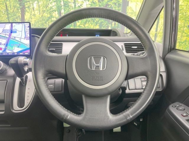 �C���e���A�ɍ��킹���f�U�C���̃X�e�A�����O�́A�^�]�������̂��Ƃ��l���A�^�]���₷���`��A�傫���ł��B�����x�A���ۂɐG���Ă��m���߂��������B