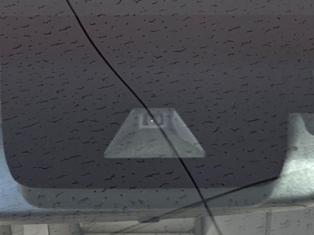 【プリクラッシュセーフティ】前方の車両等を検知し、衝突しそうな時は警報で注意を促し、ブレーキを踏む力をサポート。ブレーキを踏めなかった場合は衝突被害軽減ブレーキが作動、衝突回避をサポートします。