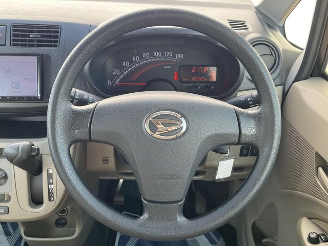 �C���e���A�ɍ��킹���f�U�C���̃X�e�A�����O�́A�^�]�������̂��Ƃ��l���A�^�]���₷���`��A�傫���ł��B�����x�A���ۂɐG���Ă��m���߂��������B