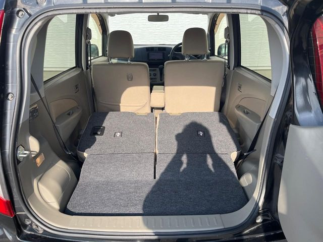 ���i�̂���������ʋ΁A���}���ɏ\���ȉ׎��X�y�[�X���m�ۂ��Ă���܂��B�Z�J���h�V�[�g��|���ƁA�傫�ȉו��̐ύڂ��\�ł���