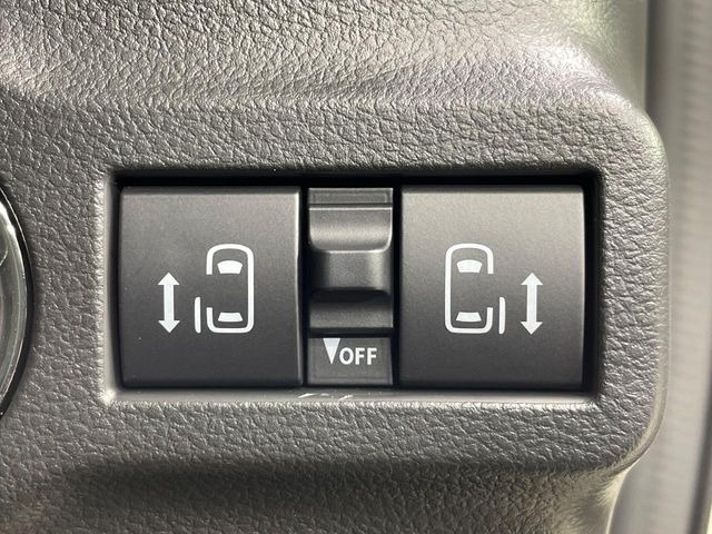【両側パワースライドドア】スマートキーや運転席のスイッチで後席両側スライドドアの開閉が可能♪電動だから力を入れてドアを開ける必要が無く、小さなお子様でも簡単に開け閉めでき快適です♪