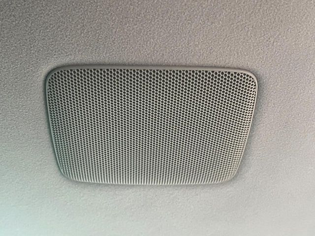 �y�v���~�A���T�E���h�V�X�e���z���[�J�[�I�v�V�����̍��i�ʃT�E���h�V�X�e���𓋍ځB��p�̃`���[�j���O���{���ꂽ�召�l�X�ȃX�s�[�J�[����ǎ��ȃT�E���h���t�ł��A�Տꊴ���ӂ�鉹����Ԃ����o���܂��B