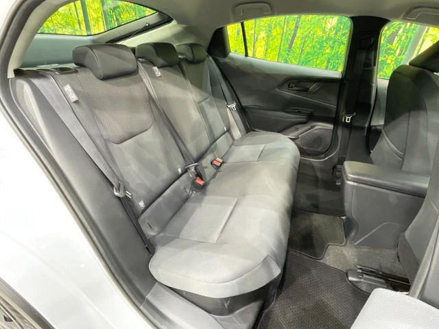 後部座席も気になるようなキズ・汚れやへたり等、大きなダメージはなく、良好な状態です。