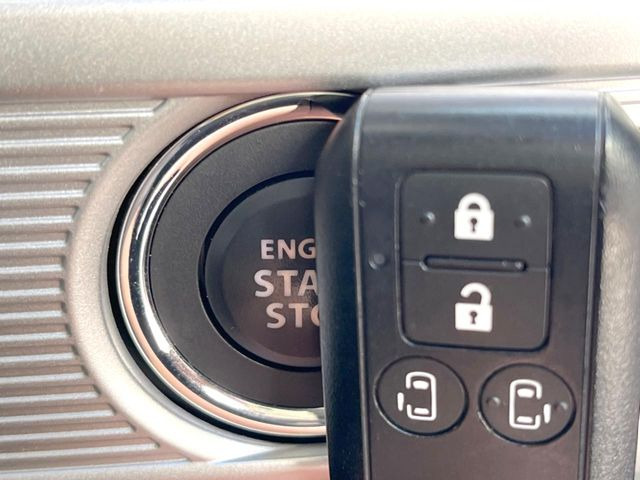 【キーレススタートシステム】カバンやポケットに入れたままでもドアの施錠・解錠が可能なスマートキーを装備。エンジンのオン・オフ時もカギを取り出す必要が無いからとっても便利です♪