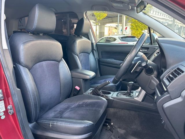 【ハーフレザーシート】高級感と座り心地を両立した人気のシート♪背面・座面のファブリック素材は、通気性の良さや滑りにくさに優れています。気温や服装に左右されず快適にお乗りいただけます。