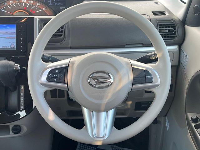 �C���e���A�ɍ��킹���f�U�C���̃X�e�A�����O�́A�^�]�������̂��Ƃ��l���A�^�]���₷���`��A�傫���ł��B�����x�A���ۂɐG���Ă��m���߂��������B