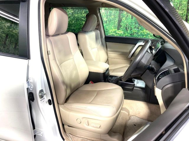 【ベージュレザーシート】デザイン性が高く、高級感のあるベージュ革シート。常に体に触れる部分だから、座り心地の良さにはこだわりたいですね♪汚れの付着や劣化を抑制する内装コーティング施工もおススメですよ♪