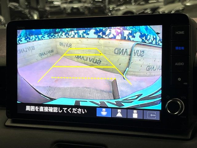 【バックカメラ】駐車時に後方がリアルタイム映像で確認できます。大型商業施設や立体駐車場での駐車時や、夜間のバック時に大活躍!運転スキルに関わらず、今や必須となった装備のひとつです!