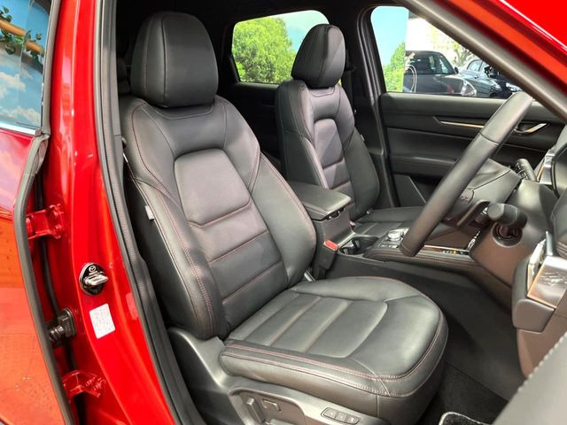 【黒革シート】上質な本革を使用し、高級感あふれる黒革シート。常に体に触れる部分だから、座り心地の良さにはこだわりたいですね♪汚れの付着や劣化を抑制する内装コーティング施工もおススメですよ♪