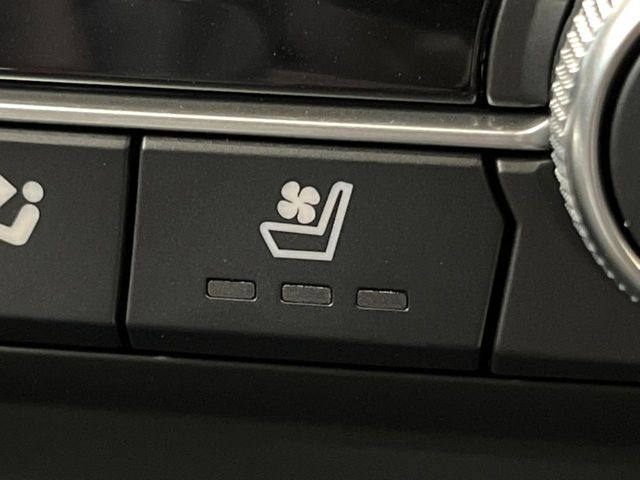 【シートベンチレーション】夏場は涼しい風でお尻や背中の熱やムレを防ぎ、冬はエアコンよりも早く温まってポカポカに!季節を問わず快適に過ごせます。