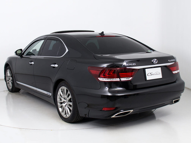 個性的なリアビューで御座います。精悍な佇まいは高級車ならではです。