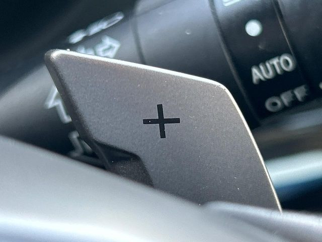 【パドルシフト】ハンドルから手を離さずに素早くシフトアップ&ダウンができるので、エンジンブレーキを使う下り坂や高速道路の合流で加速したい場面で役立ちます。