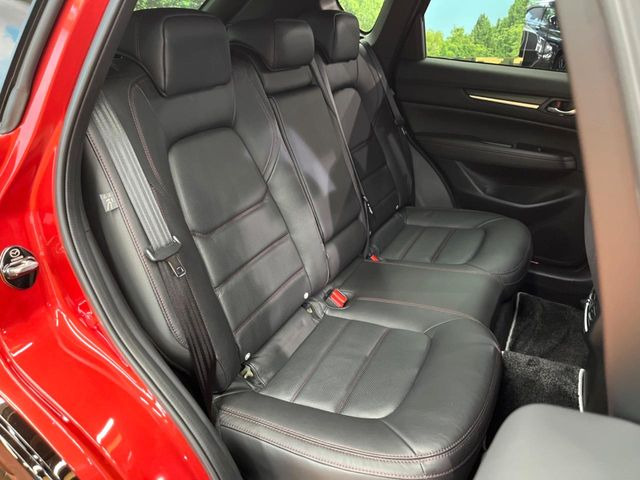 後部座席も気になるようなキズ・汚れやへたり等、大きなダメージはなく、良好な状態です。