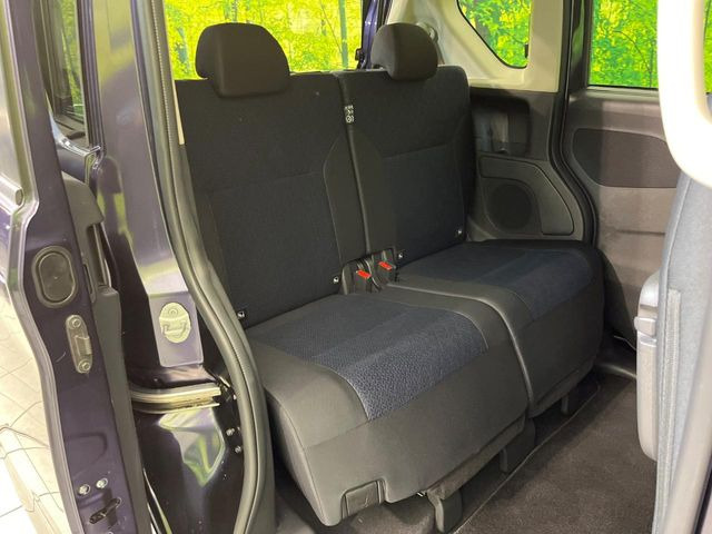後部座席も気になるようなキズ・汚れやへたり等、大きなダメージはなく、良好な状態です。