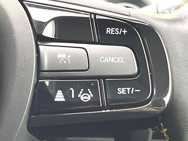 【アダプティブクルーズコントロール】高速道路での長距離走行が楽に!!自動で速度を保つクルーズコントロールが、衝突軽減システムと連携し、前方の車両を感知して車間を保つように速度調節してくれます!!