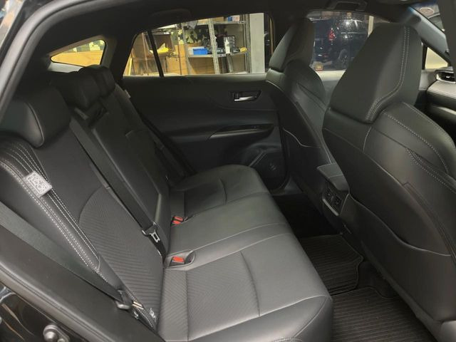 後部座席も気になるようなキズ・汚れやへたり等、大きなダメージはなく、良好な状態です。