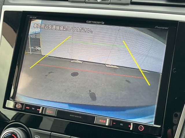 【バックカメラ】駐車時に後方がリアルタイム映像で確認できます。大型商業施設や立体駐車場での駐車時や、夜間のバック時に大活躍!運転スキルに関わらず、今や必須となった装備のひとつです!