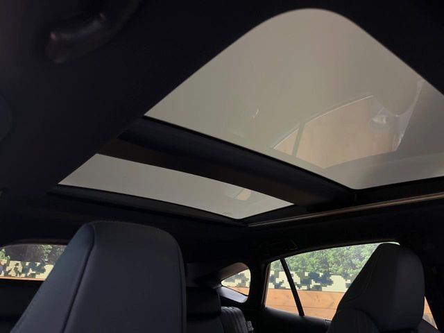 【調光パノラマルーフ】車内の解放感が一気に上がる大型パノラマルーフに調光機能がプラス!日差しが強い時、シェードを閉めなくてもガラスの透明度を調整することで心地よい明るさに♪