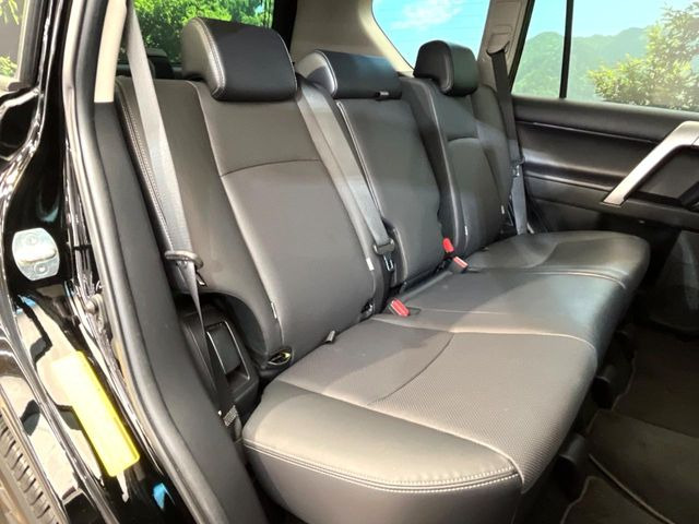 後部座席も気になるようなキズ・汚れやへたり等、大きなダメージはなく、良好な状態です。