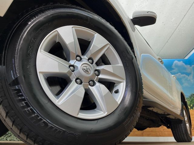【純正17インチアルミホイール】外観にマッチした純正アルミホイールを装着しております。各種社外アルミホイールや、スタッドレスタイヤも取扱いしております。是非ご相談ください♪