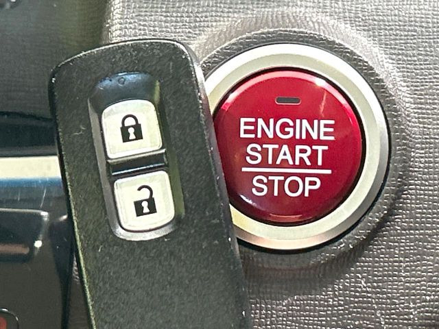 �yHonda�X�}�[�g�L�[�z�J�o����|�P�b�g�ɓ��ꂽ�܂܂ł��h�A�̎{���E�������\�ȃX�}�[�g�L�[�𑕔��B�G���W���̃I���E�I�t�����J�M�����o���K�v����������Ƃ��Ă��֗��ł���