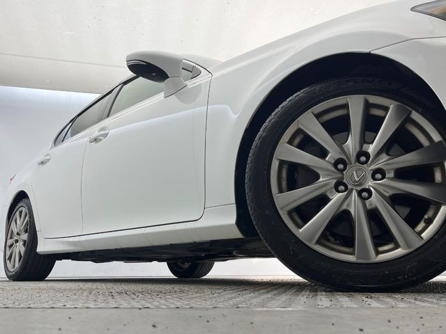 【純正オプション18インチアルミホイール】純正オプションホイールを装着。走行性能の向上に加え、外観もよりスタイリッシュになっています。