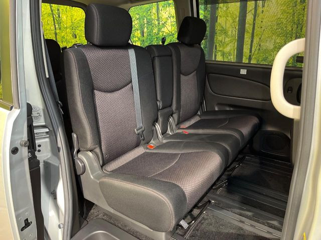 後部座席も気になるようなキズ・汚れやへたり等、大きなダメージはなく、良好な状態です。