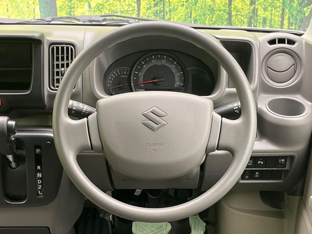 �C���e���A�ɍ��킹���f�U�C���̃X�e�A�����O�́A�^�]�������̂��Ƃ��l���A�^�]���₷���`��A�傫���ł��B�����x�A���ۂɐG���Ă��m���߂��������B