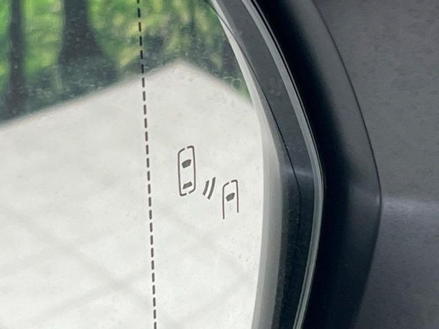 【ブラインドスポットモニター】走行中、ドアミラーの死角になりやすい箇所に後続車が接近するとサイドミラーのレンズに警告を表示!ドライバーに注意喚起をしてくれます。