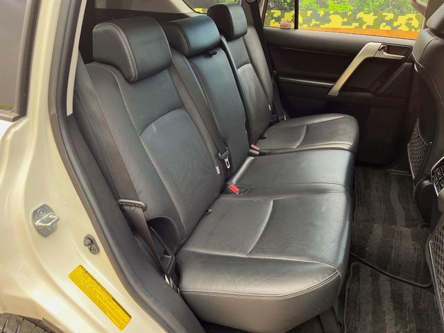 後部座席も気になるようなキズ・汚れやへたり等、大きなダメージはなく、良好な状態です。