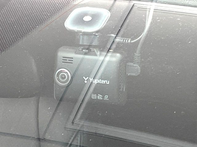 【ドライブレコーダー】安心・安全なカーライフに必須のドライブレコーダーを装備!走行中はもちろん、あおり運転や事故に遭遇した際の状況も映像で記録し、万一のリスクに備えます。