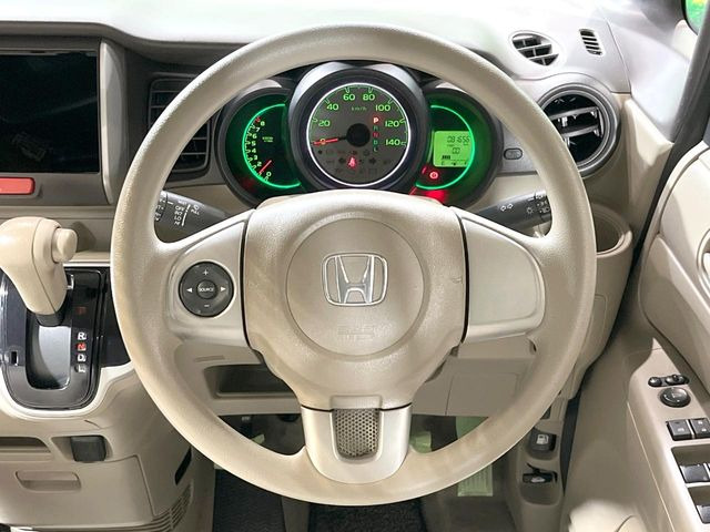 �C���e���A�ɍ��킹���f�U�C���̃X�e�A�����O�́A�^�]�������̂��Ƃ��l���A�^�]���₷���`��A�傫���ł��B�����x�A���ۂɐG���Ă��m���߂��������B