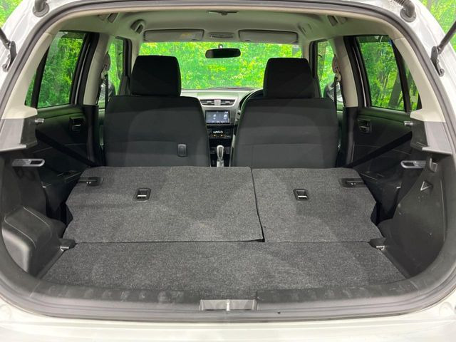 ���i�̂���������ʋ΁A���}���ɏ\���ȉ׎��X�y�[�X���m�ۂ��Ă���܂��B�Z�J���h�V�[�g��|���ƁA�傫�ȉו��̐ύڂ��\�ł���