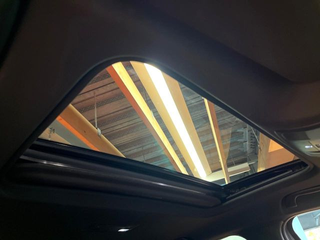 【サンルーフ】開放感たっぷりの希少装備、サンルーフが装着されています!車内に明かりを取り入れたり景色を楽しむ以外にも、車内の空気も簡単に換気できて快適です!