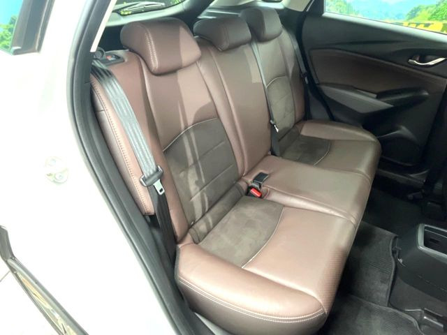 後部座席も気になるようなキズ・汚れやへたり等、大きなダメージはなく、良好な状態です。