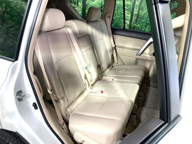 後部座席も気になるようなキズ・汚れやへたり等、大きなダメージはなく、良好な状態です。