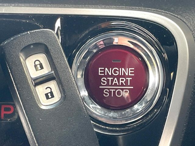 【Hondaスマートキー】カバンやポケットに入れたままでもドアの施錠・解錠が可能なスマートキーを装備。エンジンのオン・オフ時もカギを取り出す必要が無いからとっても便利です♪