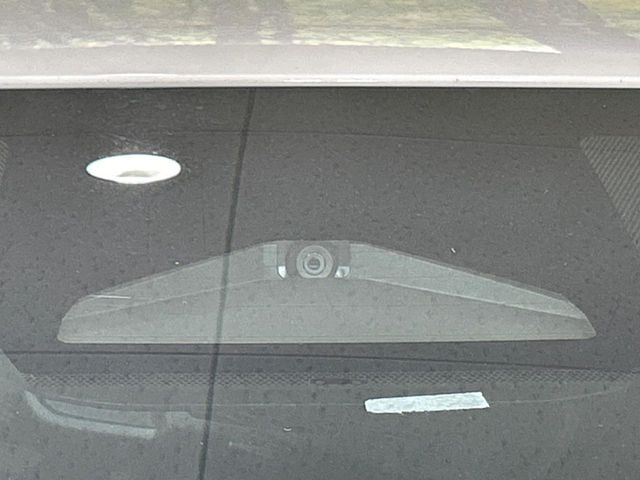 【プリクラッシュセーフティ】前方の車両等を検知し、衝突しそうな時は警報で注意を促し、ブレーキを踏む力をサポート。ブレーキを踏めなかった場合は衝突被害軽減ブレーキが作動、衝突回避をサポートします。