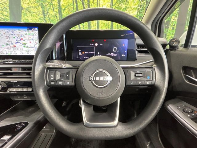 �C���e���A�ɍ��킹���f�U�C���̃X�e�A�����O�́A�^�]�������̂��Ƃ��l���A�^�]���₷���`��A�傫���ł��B�����x�A���ۂɐG���Ă��m���߂��������B