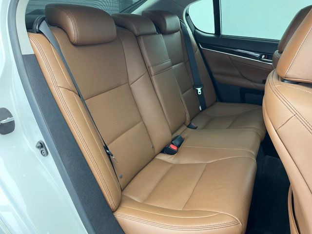 後部座席も気になるようなキズ・汚れやへたり等、大きなダメージはなく、良好な状態です。