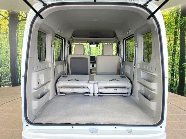 ���i�̂���������ʋ΁A���}���ɏ\���ȉ׎��X�y�[�X���m�ۂ��Ă���܂��B�Z�J���h�V�[�g��|���ƁA�傫�ȉו��̐ύڂ��\�ł���