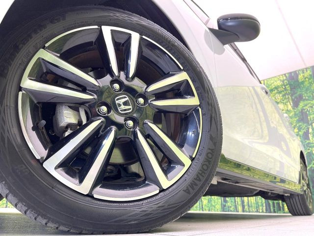 【純正16インチアルミホイール】外観にマッチした純正アルミホイールを装着しております。各種社外アルミホイールや、スタッドレスタイヤも取扱いしております。是非ご相談ください♪