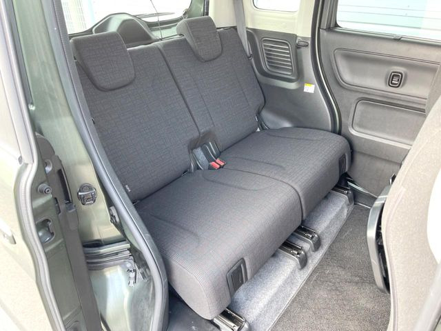 後部座席も気になるようなキズ・汚れやへたり等、大きなダメージはなく、良好な状態です。