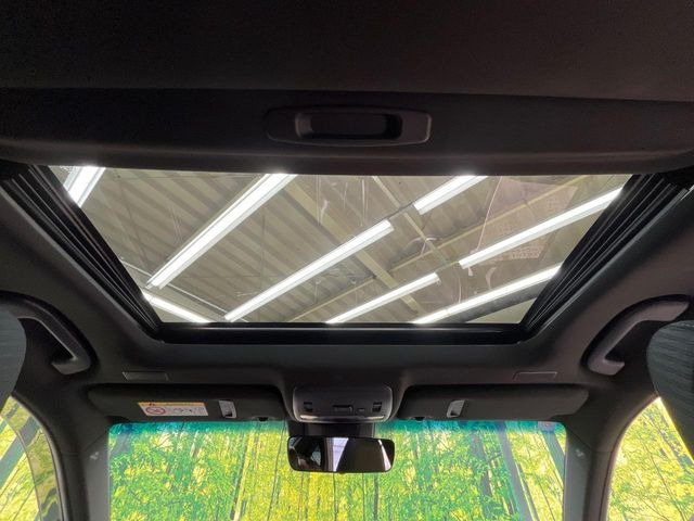 【サンルーフ】開放感たっぷりの希少装備、サンルーフが装着されています!車内に明かりを取り入れたり景色を楽しむ以外にも、車内の空気も簡単に換気できて快適です!