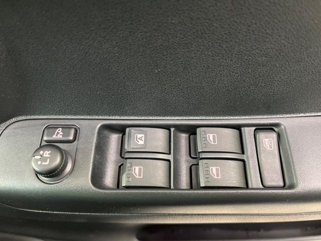 �y�d���i�[�~���[�z�T�C�h�~���[�͓d���i�[���ƂȂ��Ă���A�������ԏ�ł��L�Y�������X�N��}�����܂��B