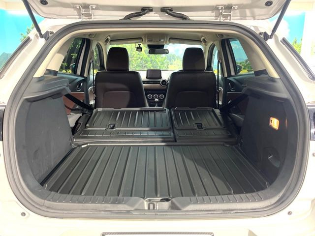 後席を格納すると、これだけの広さが!シーンに合わせたシートアレンジで、大きな荷物も積むことが出来ます♪
