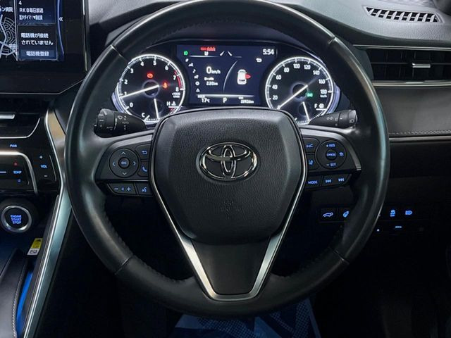 【ステアリングヒーター】冬場に冷たくなりやすい革巻きステアリングを、スイッチ一つで素早く適温に!エアコンよりも早く温まってくれるので、寒い日の運転も快適になりますね♪