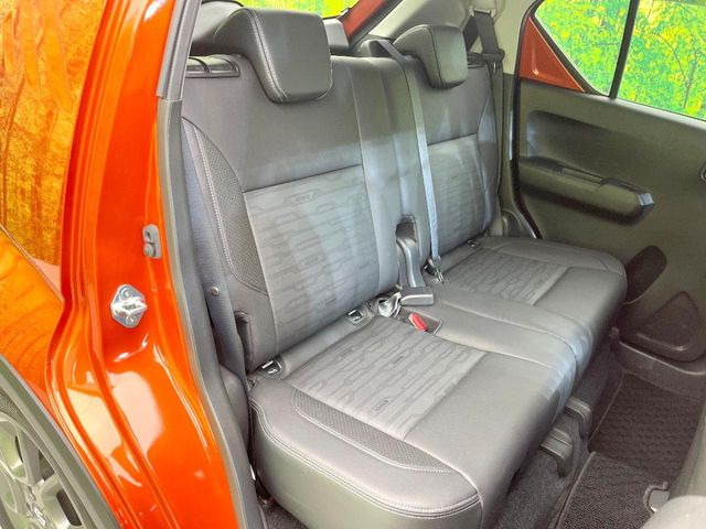 後部座席も気になるようなキズ・汚れやへたり等、大きなダメージはなく、良好な状態です。