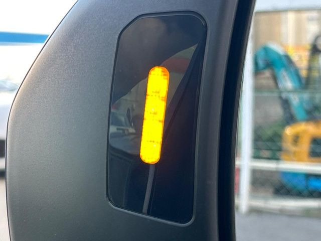 �y�����r�[�N���f�B�e�B�N�V�����z���s���A�h�A�~���[�̎��p�ɂȂ�₷���ӏ��Ɍ㑱�Ԃ��ڋ߂���ƃT�C�h�~���[�t�߂Ɍx����\���A�h���C�o�[�ɒ��ӊ��N�ƁA����̍ۂ̓n���h��������A�V�X�g�����܂��B